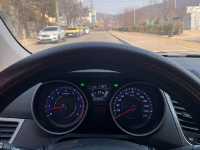 면허증을 계속 가지고 있다가 장롱면허만 될거 같아서 연수 받게 되었는데 강사님이 친절하세요.